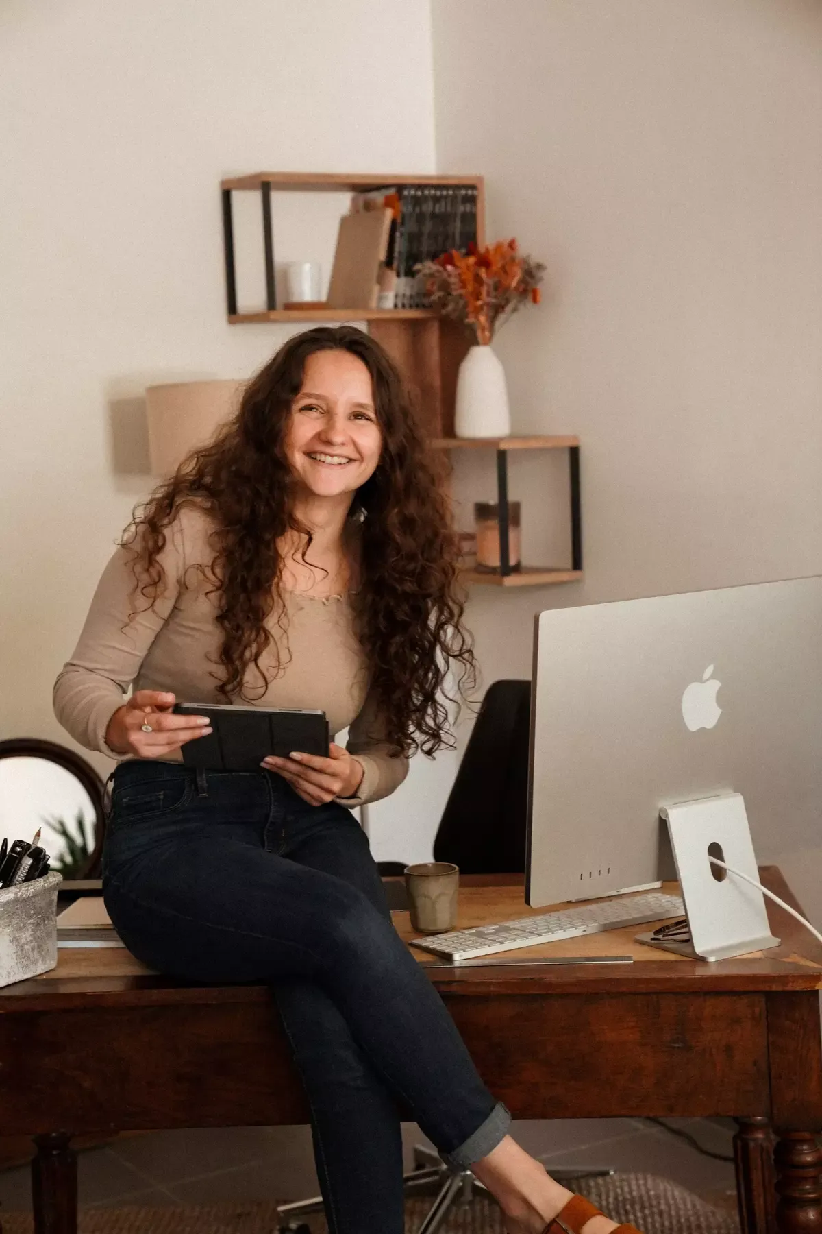 Photo de Lucie souriante avec un mac a coté d'elle